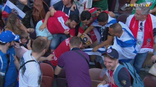 شاهد لحظات القهر والبكاء للاعبو المنتخب المغربي بعد هزيمة البرتغال وهجوم مشجع على علم اسرائيل في المدرجات كأس العالم 2018