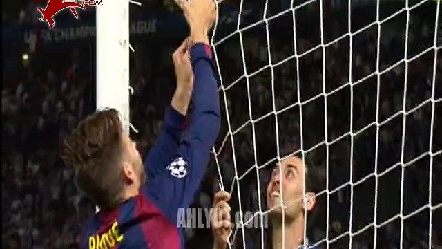 لاعبو برشلونة يقصون شباك المرمى احتفالا بالفوز بدوري أبطال أوروبا