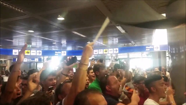 شاهد جمهور روما يهتف في المطار لمحمد صلاح لاعبهم الجديد