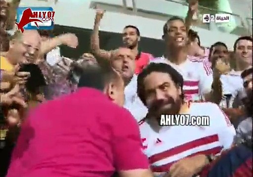 شاهد احتفال وغناء شيكبالا في مقصورة بتروسبورت احتفالا بالدوري