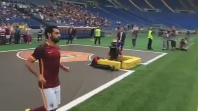 شاهد تحية الجماهير الايطالية لمحمد صلاح لحظة نزوله في مباراة اشبيلية