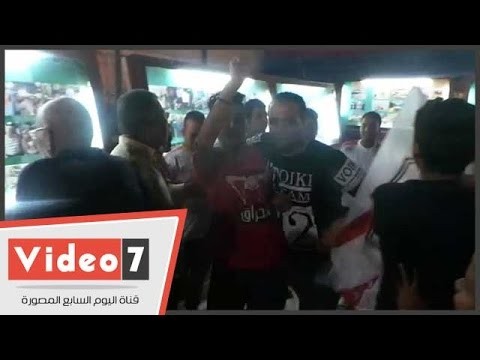 جماهير الزمالك تعتدى على أهلاوى يرتدى تيشيرت “الحراق” وصورة مؤمن زكريا