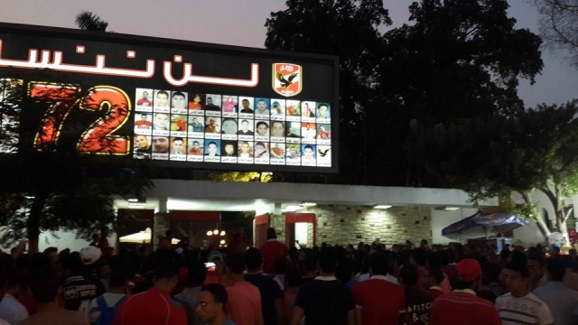 شاهد جماهير الأهلي تهتف في مظاهرة : ارحل يا طاهر