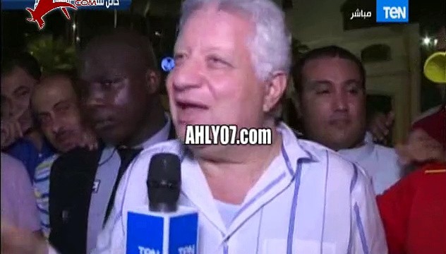 شاهد مرتضى منصور يتحرك بالبودي جاردات في الشارع ووسط الجماهير