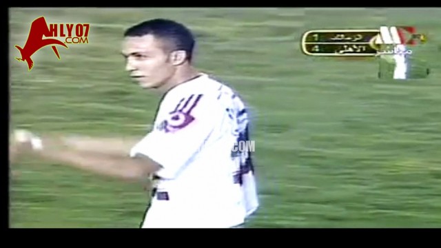 شاهد عبد الحليم علي يشير بالرشوة لحكم تركي في مباراة الأهلي والزمالك 2004