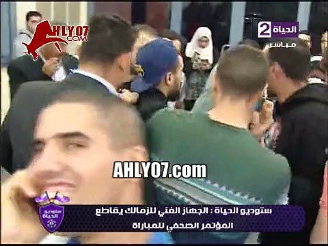 شاهد الجهاز الفني للزمالك يغلق الباب في وجه مهيب عبد الهادي مراسل الحياة بعد تطفله على غرفة الملابس