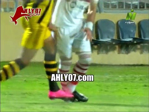 شاهد لاعب المقاولون العرب يصفع باسم مرسي على قفاه في الملعب