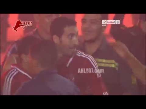 شاهد الساحر محمد أبو تريكة يودع جمهور الأهلي من الملعب ليعلن اعتزاله كرة القدم
