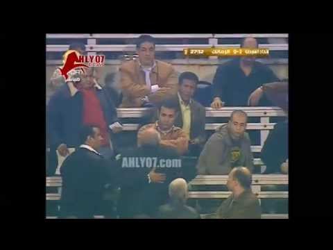 شاهد اشتباك جماهير الزمالك في المقصورة مع عباس والهتاف ضد اللاعبين في مباراة الشرطة 29 نوفمبر 2009
