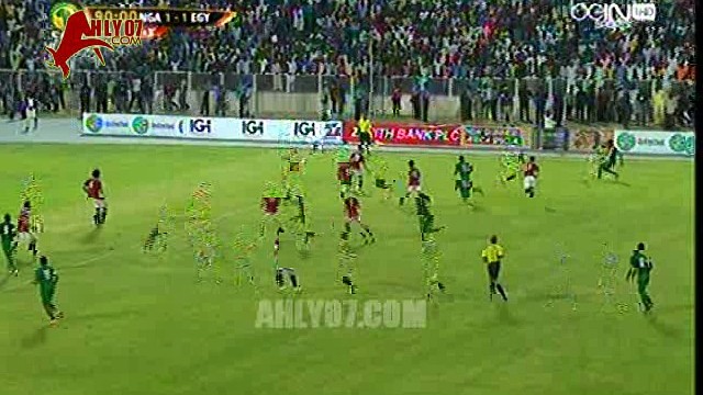 شاهد الحكم الفاجر يحرم مصر من الفوز على نيجيريا وسط اشتباكات واحتكاك مع اللاعبين