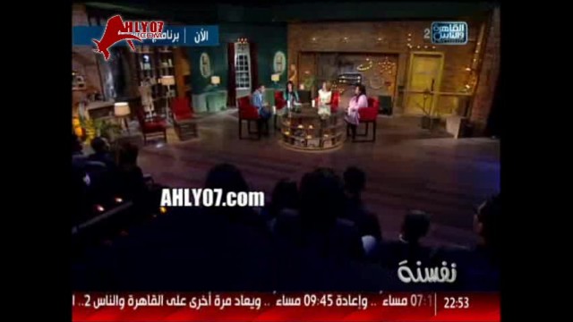 فيديو هتفصل ضحك مسخرة خالد الغندور يرتدي ملايه وباروكه شقرا ويقبل أيمن يونس