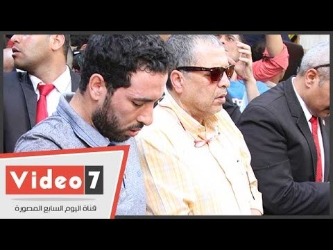 شاهد مطاردة الناس لمحمد أبو تريكة في جنازة طارق سليم