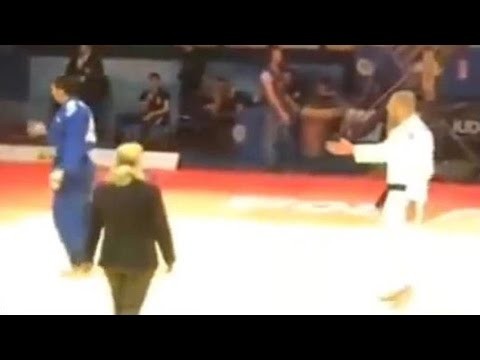 شاهد لاعب جودو مصري يفوز على لاعب اسرائيلي ويرفض مصافحته في وقت سابق