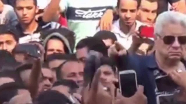 شاهد زفة جمهور الزمالك لمرتضى منصور والاعتداء لفظيا ضده ورد فعل مرتضى منصور عند الهتاف لسيد مشاغب