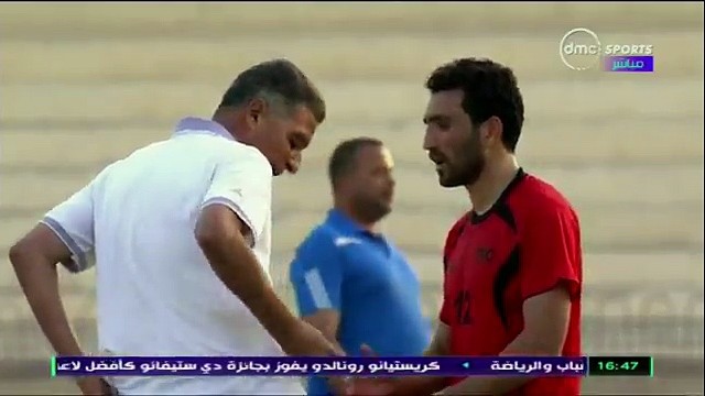 فيديو مسخرة في دوري الدرجة الثانية المصري اداري ينده على لاعبه اثناء المباراة في الدوري ويعطيه مال ويدسه في الشراب