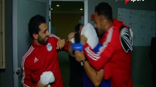 شاهد مسخرة مهيب عبد الهادي بيتمرمط خنق وضرب داخل غرفة خلع ملابس منتخب مصر