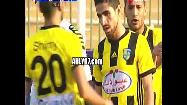 شاهد مسخرة من طرائف الدوري المصري مهاجم المقاولون العرب غضب من هدف احرزه زميله وعتاب بين الطرفين