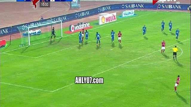 شاهد مهارة تقطم الوسط من عبد الله السعيد ضد لاعبو سموحة مرمطة وزحف بنجيلة الملعب
