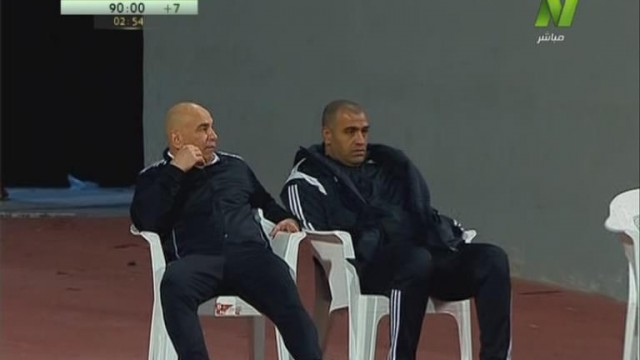 شاهد مسخرة تحدث لأول مره حسام حسن انقمص وطرد نفسه من الملعب وشد كرسي في مباراة الأهلي خارج الملعب