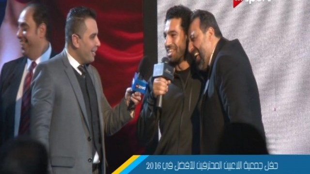 مسخرة السنين على المسرح في تتويج محمد صلاح مع مجدي عبد الغني فصلان ضحك