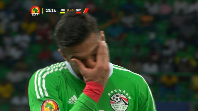 شاهد لحظات الألم والصدمة لأحمد الشناوي لحظة الاصابة وحزن عميق في مباراة مصر و مالي