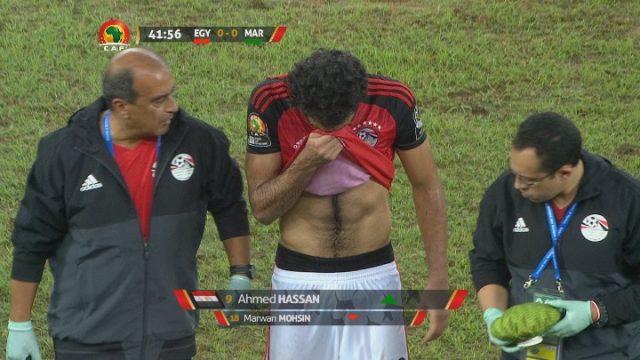 شاهد سبب ولحظة اصابة مروان محسن مع منتخب مصر ووقوعه مرتين وانهياره اثناء مباراة المغرب ويدخل في نوبة بكاء شديدة