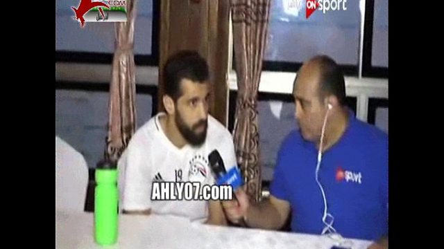 شاهد لحظة طرد مهيب عبد الهادي من فندق المنتخب اثناء اجراء لقاء وقطع الارسال على الهواء