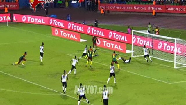 شاهد خطأ قاتل لمدافع غانا يهدي الكاميرون الهدف الاول مقابل 0 قبل نهائي امم افريقيا 2017