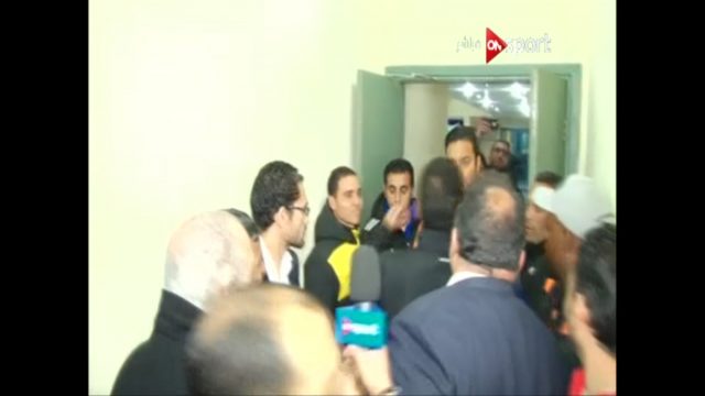 شاهد لحظة تصالح حسام البدري و احمد حسام ميدو في غرفة الملابس عقب مباراة الاهلي ووادي دجلة