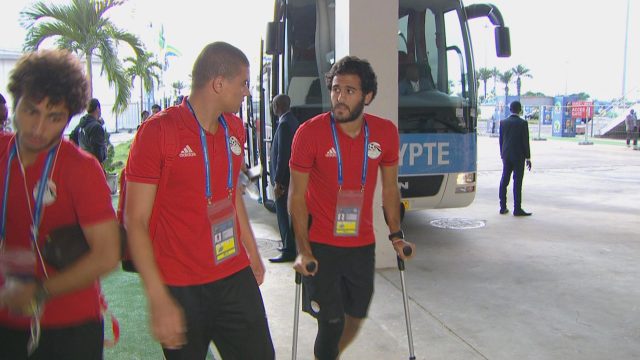 شاهد مروان محسن على العكازات قبل مباراة مصر وبوركينا في اطار مساندته للاعبين