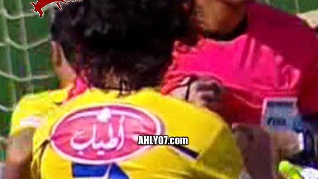 شاهد خناقة واعتداء لاعب الزماك السابق صلاح على مصور صحفي في ارض الملعب بين طنطا وانبي