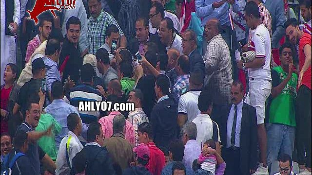 شاهد ما لم يتم عرضه تلفزيونيا مرتضى منصور يعتدي على مشجع زمالكاوي داخل المدرجات في مباراة الزمالك وكابس