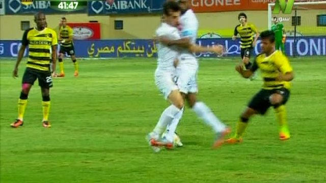 شاهد مشهد غريب لاعب الزمالك يصيب لاعب الزمالك اثناء الاستحواذ على الكرة