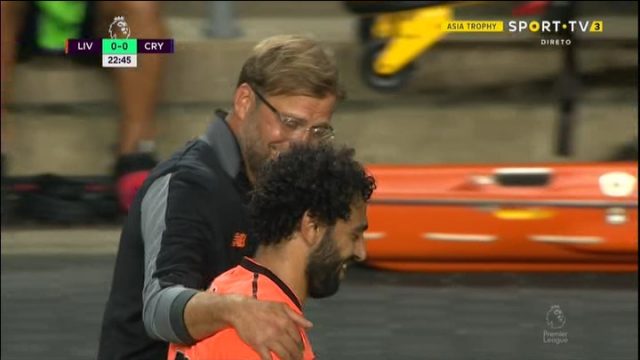 شاهد لقطة رائعة تجمع محمد صلاح مع كلوب اثناء مباراة ليفربول وكريستال بالاس