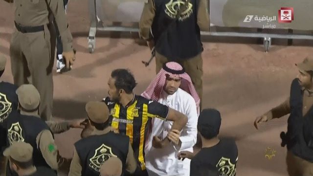 شاهد خناقة باليد كهربا يعتدي بالضرب على اداري فريق الاتفاق السعودي في الملعب عقب انتهاء مباراة اتحاد جده