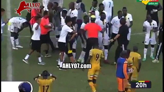 عاجل شاهد الاعتداء على ابراهيم نور الدين من جديد في مباراة بتصفيات افريقيا بين مالي وموريتانيا